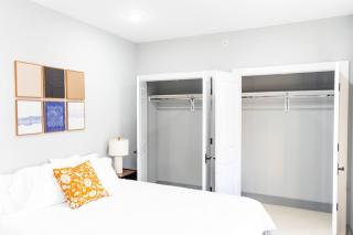 Stylish Two Bedroom Apartment with Free Indoor Parking - 5