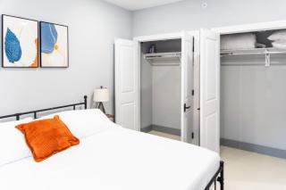 Stylish Two Bedroom Apartment with Free Indoor Parking - 8