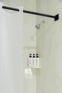 Modern 1 Bedroom Apt with Quick NYC Access and Free Parking - 9