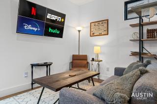 SoCo Eats, Zilker Days, Moody Nights 3BR 2.5BA w Upper Deck by Austin Vacay - 2