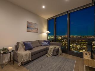 Skyline Suites - Scenic Views, King Bed, Level 39 - 0