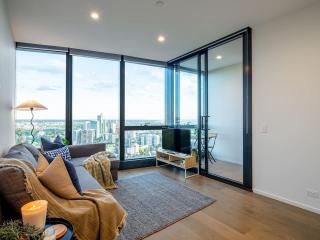Skyline Suites - Scenic Views, King Bed, Level 39 - 9