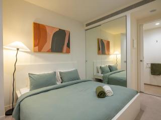 Skyline Suites - Scenic Views, King Bed, Level 39 - 6