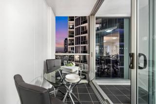 DUSK a Luxury 2Bed 2Bath CBD Sky Home with Pool Parking and Spa - 4