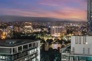 DUSK Luxury 2 Bedroom CBD Sky Home with Pool, Parking & Gym - 2