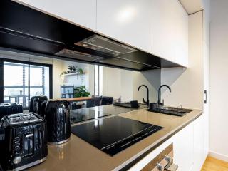 Skyline Suites - Cosy Retro Retreat, Walk to MCG - 7