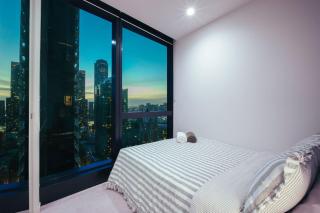 Skyline Suites - Stylish Corner Suite, City Views - 6