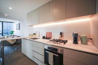 Skyline Suites - Stylish Corner Suite, City Views - 7