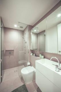 Skyline Suites - Stylish Corner Suite, City Views - 4