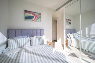 Skyline Suites - Stylish Corner Suite, City Views - 3