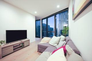 Skyline Suites - Stylish Corner Suite, City Views - 2