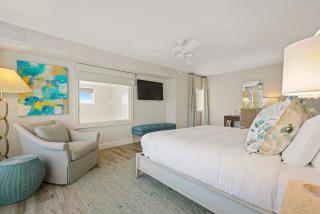 Grandview 403 - 2-Story Beachfront Condo with Ocean Views, Direct Beach Access & Shared Pool - 2