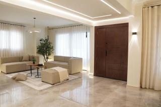 Modern 3BR Apartment with private garden - 2