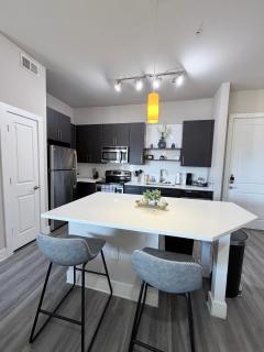 POOL VIEW! Near Dallas Love Field! Medical District! Downtown Dallas! - 6