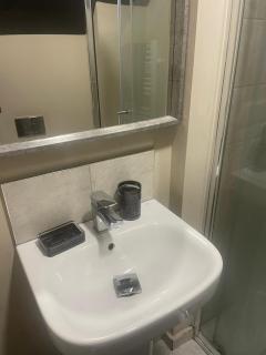 Central 2 Bedroom Apartment - 4
