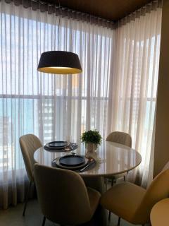 Loft com Projeto de Decoração premiado, com vista Mar Maravilhosa Piscina Academia Rooftop Garagem Lavanderia, na rua mais nobre de Salvador - 1