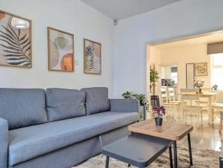 Large 2-Bed Near City Centre & Anfield Parking - 3
