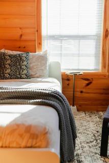 Cedar Wrapped Cozy Villa Cabin - 4 miles from Trails - 7