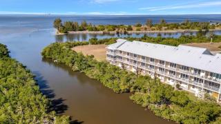 The Mangrove Waterfront Pool & Hot Tub Near Beach - 4