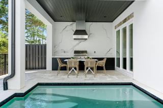 Lilly's Pad - Luxury Vacation Rental Near the Beach with Secluded Pool Area & Gulf Views - 4