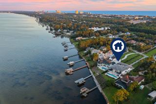 Le Maison Blanc - Bayfront Vacation Rental with Private Pool, Theater & Dock - 6