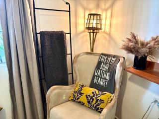 Stylish Apartments - 10 Minutes to Airport & Water Taxi, close to Best Western - 9