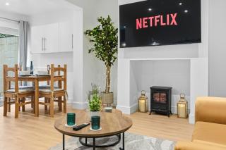 Executive Contractor House, Sleeps 7, Chester - 1