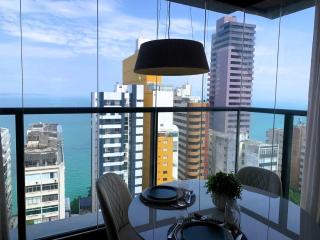 Loft com Projeto de Decoração premiado, com vista Mar Maravilhosa Piscina Academia Rooftop Garagem Lavanderia, na rua mais nobre de Salvador - 5