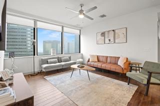 High-Rise 30th Flr Modern Apt, Downtown Dallas - 9