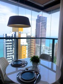 Loft com Projeto de Decoração premiado, com vista Mar Maravilhosa Piscina Academia Rooftop Garagem Lavanderia, na rua mais nobre de Salvador - 8