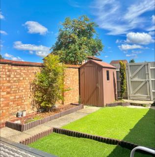 Furzton - Modern Home and Garden, Free Private Parking, TV, Sleeps 6 Guests - 9