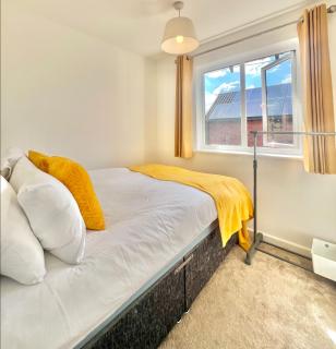 Furzton - Modern Home and Garden, Free Private Parking, TV, Sleeps 6 Guests - 8