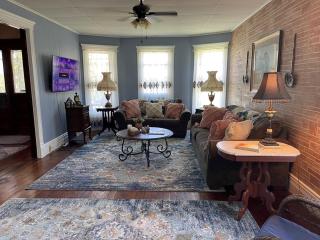 It's A Wonderful Life - Main St Penn Yan - Walk to Shops & Dining - Hot Tub - Pets OK - Seneca & Keuka Lake - 5