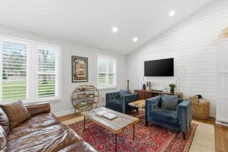 Spacious Modern Ranch 5 Miles to Downtown - 2