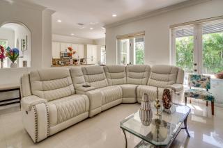 Great for Gatherings! Sleek and Relaxing Hialeah Gem - 9