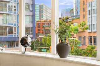 Stylish 2BR Downtown Condo By Arena Free Parking - 4