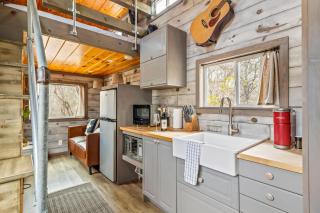 Willie Tiny House - Fire Pit & Hot Tub - 3