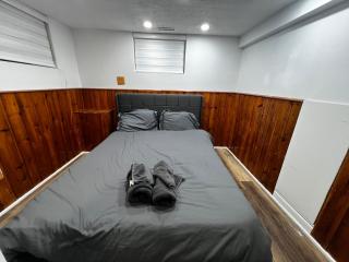 Prime Location 3Bedrooms, 2 Bath, Basement Apartment with free parking- Streetsville Area, Close to Transit - 0