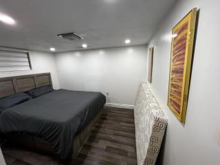 Prime Location 3Bedrooms, 2 Bath, Basement Apartment with free parking- Streetsville Area, Close to Transit - 1