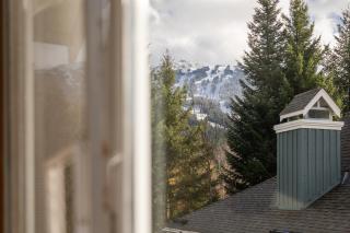 2BR in Granite Court, Village Location, King Bed, Private Balcony, Parking, Fireplace - 7