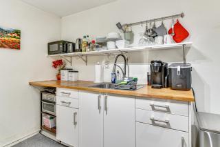 3 Mi to Downtown Portland Lush Flat with Fire Pit - 4