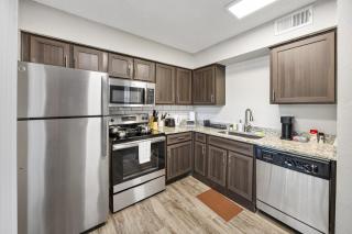 Emerald Loft - Pool, Gym & Free Parking! - 8