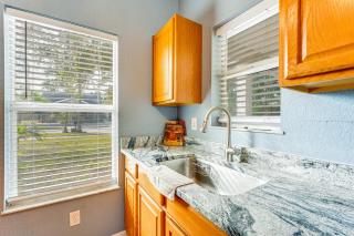 4 Mi to Clearwater Beach Extended Stay with Yard - 4
