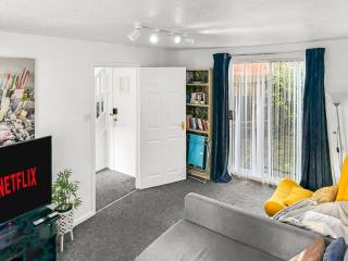New Manchester Getaway Home - Free Gated Parking with Fob - 7