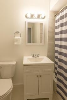 Fast Wi-Fi 1BR Apartment Near Airport - 6