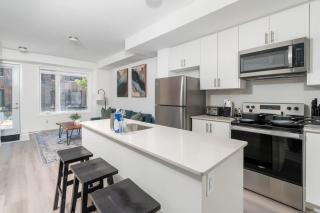 Lovely Family Townhouse in Vibrant Location - 9