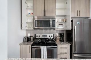 Decorated and Spacious 1 Bedroom Great Location - 6