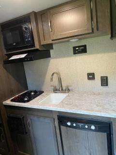 Warm new Jayco trailer with comfy queen bed - 4