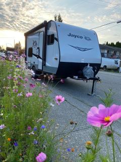 Warm new Jayco trailer with comfy queen bed - 9