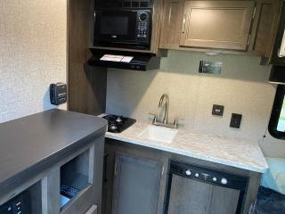 Warm new Jayco trailer with comfy queen bed - 5